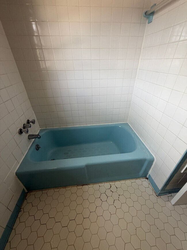 Building Photo - Large Home in Great Area