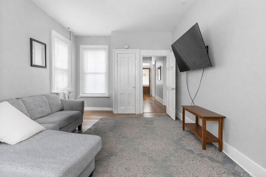 Building Photo - 72 Walnut St