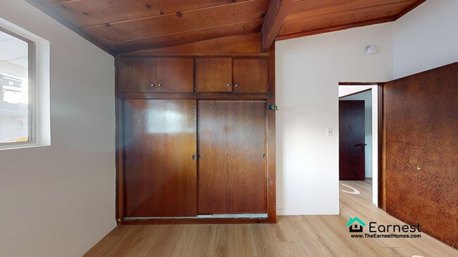 Building Photo - 2 + 1.5 Charming Remodeled Townhouse in th...