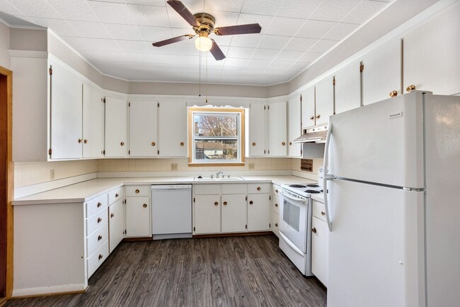 Building Photo - 120 W 5th St