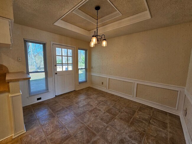 Building Photo - Charming home located in the well-maintain...