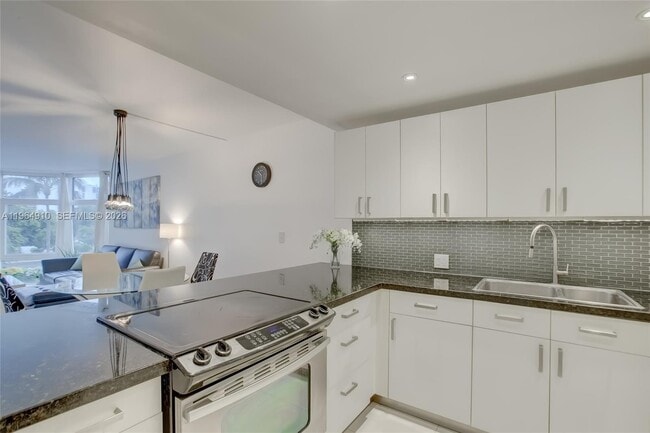 Building Photo - 3375 N Country Club Dr