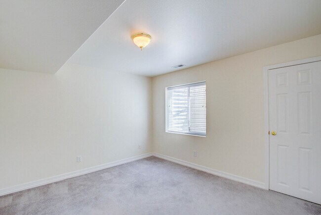 Building Photo - Impeccable 5 Bedroom Home with Mountain Views