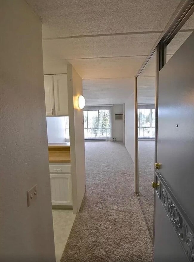 Building Photo - 1700 Civic Center Dr