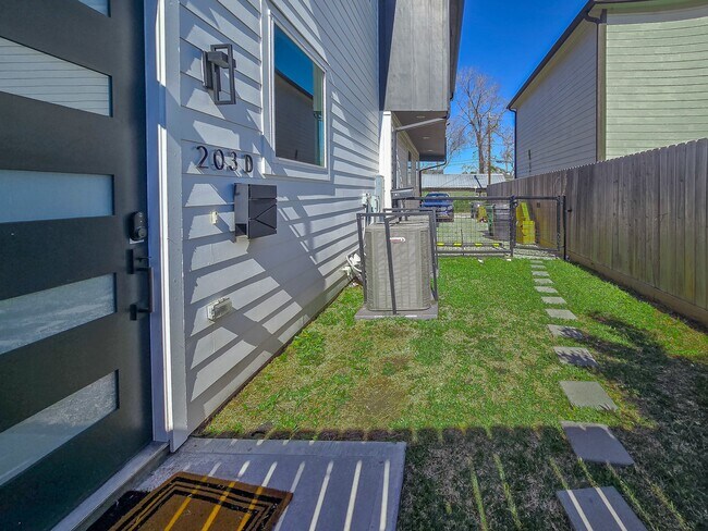 Building Photo - 203 Danna Ln