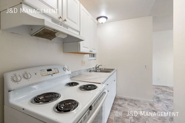 Building Photo - Gorgeous New Remodeled Apartment in North ...