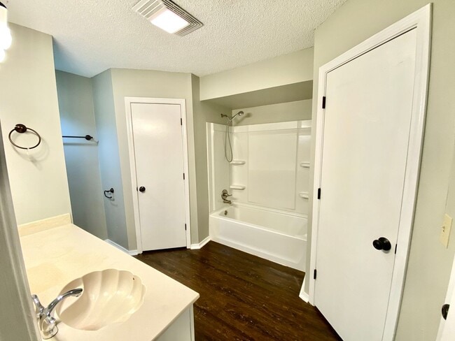 Building Photo - Spacious Jenks 4-Bedroom with NO Carpets &...