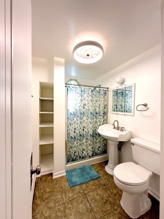 Building Photo - 2308 N Monticello Ave