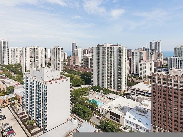 Building Photo - 1212 N La Salle Dr