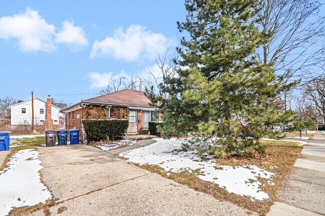 Building Photo - 924 Lutz Ave