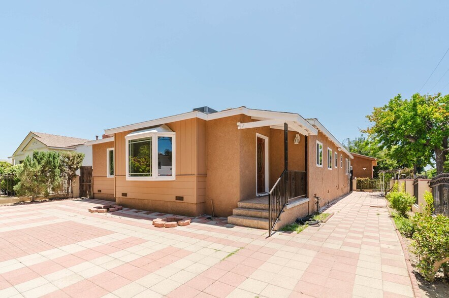 Building Photo - 13856 Runnymede St