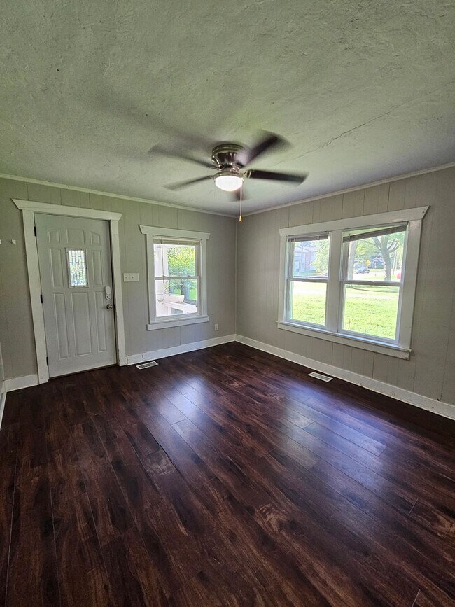 Building Photo - 2 bedroom | 1 Bathroom Home | Pets Welcome!