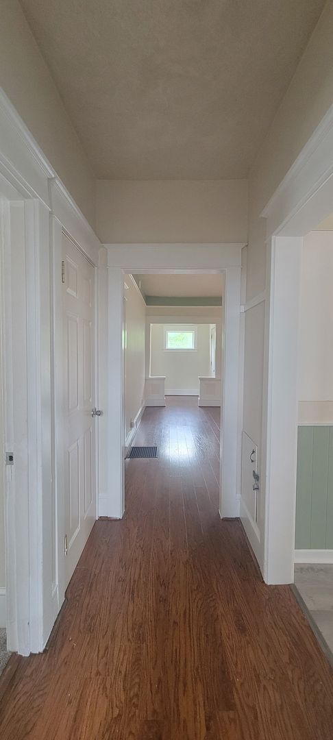 Building Photo - Downstairs unit @1034 NE Davis St - Lowere...