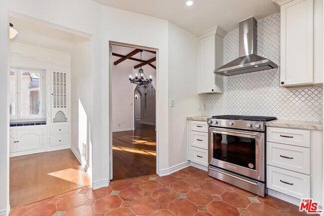 Building Photo - 144 S La Peer Dr