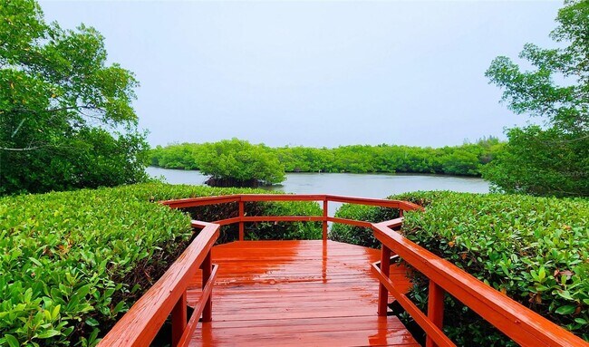 Building Photo - Adorable 1/1 condo with dock and amenity community