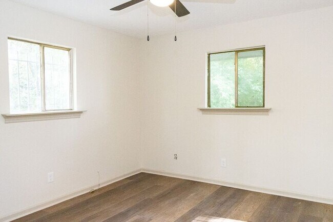 Building Photo - 6404 Middle Dr