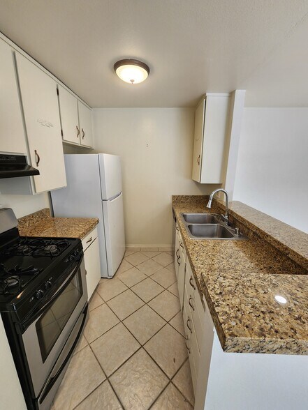 Kitchen - 18645 Hatteras St