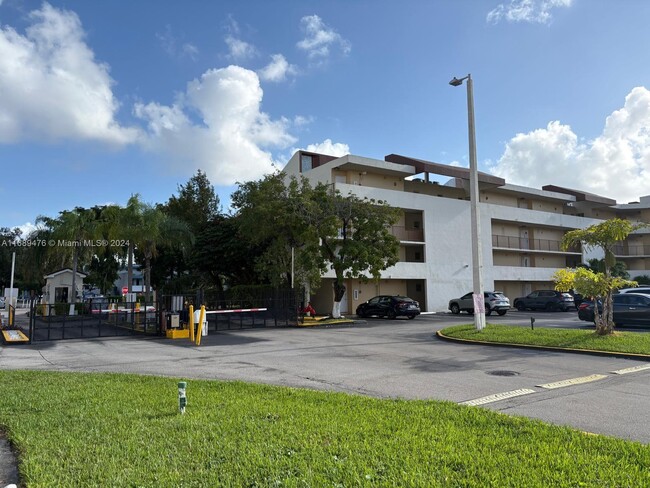 Building Photo - 8860 Fontainebleau Blvd