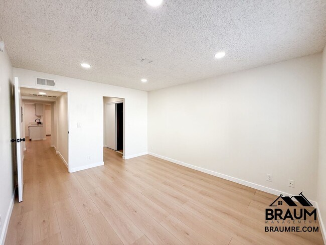 Building Photo - 221 W Elm Ave