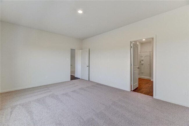 Building Photo - Beautiful 5 Bed 2.5 Bath Home!