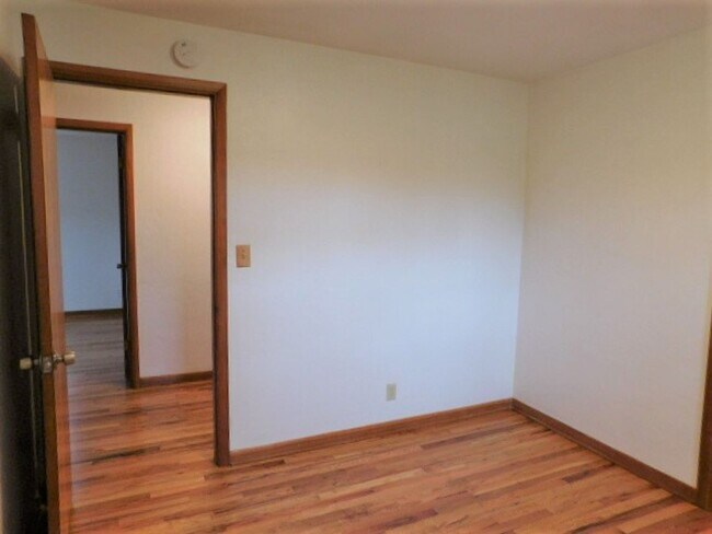 Building Photo - 3Bd/1.5Ba Single Story House - Available S...