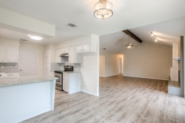 Building Photo - 2503 Versailles Dr