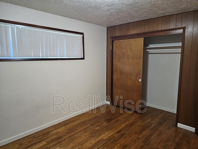 Building Photo - 626 NE Anderson St