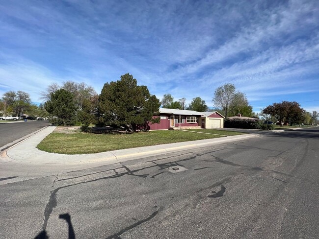 Building Photo - 3 Bed 2 Bath House with Attached 2 Car Garage & Trailer Parking