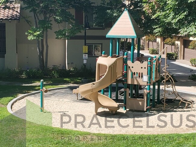 Building Photo - Gorgeous Townhome in Sorrento Valley