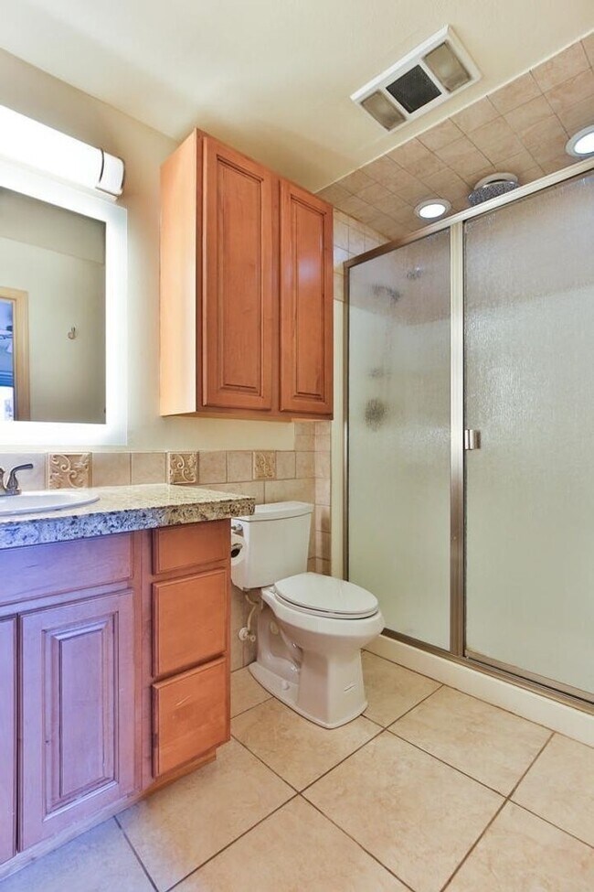 Building Photo - Cozy & Bright 2BD/2BTH Condo for Lease in ...