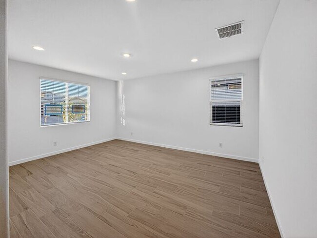 Building Photo - New Home at Wester Gardens! 4 Bedroom 3 Bathrooms!