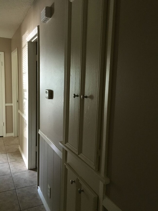 Building Photo - 3/2/2 Fenced Yard and Pet Friendly