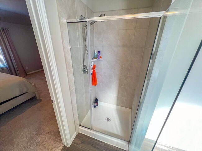 Building Photo - 2221 Middle Rdg Dr