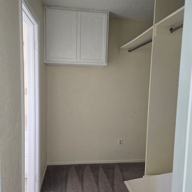 Building Photo - 4 Bedroom House
