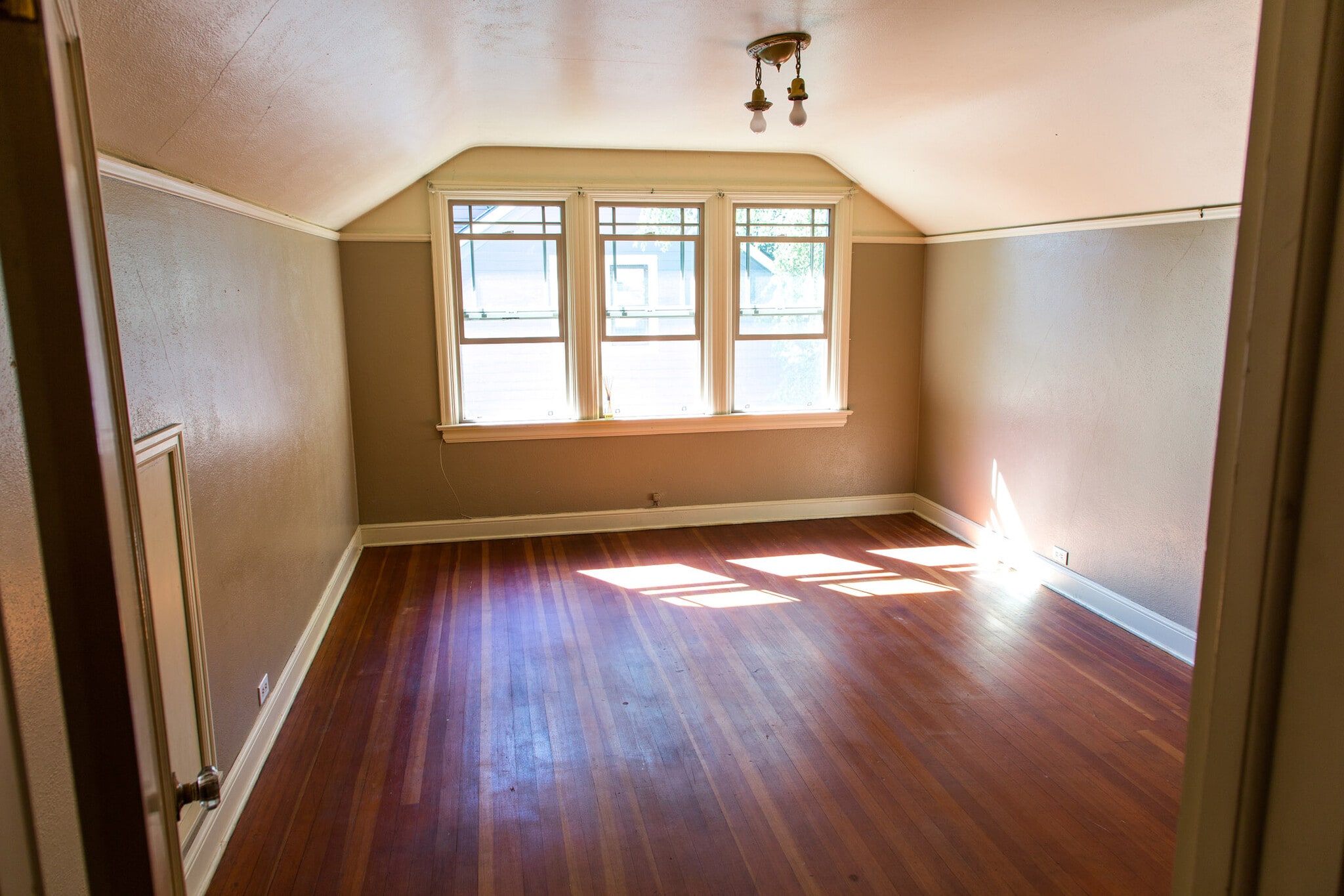 Building Photo - 850 W 11th Ave