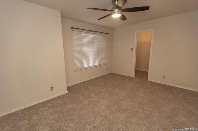 Building Photo - Stunning 5 bedroom 3 full bath home in the...