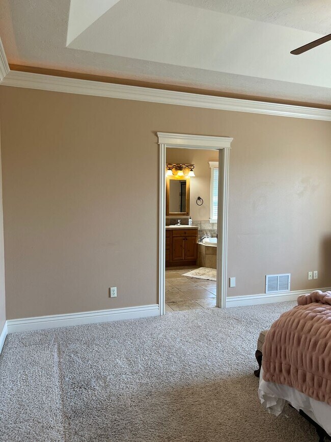 Building Photo - Stunning 5 bed 3.5 bath twin-home on the R...