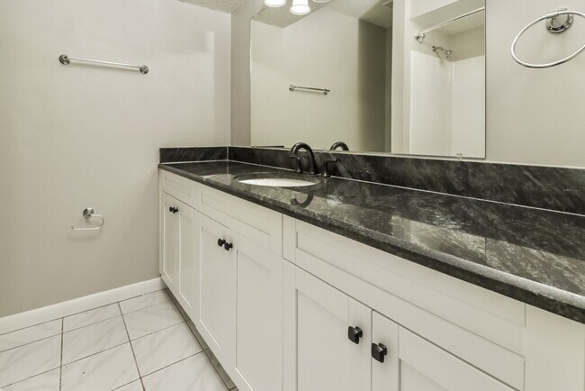 Building Photo - 8807 Wellesly Ct