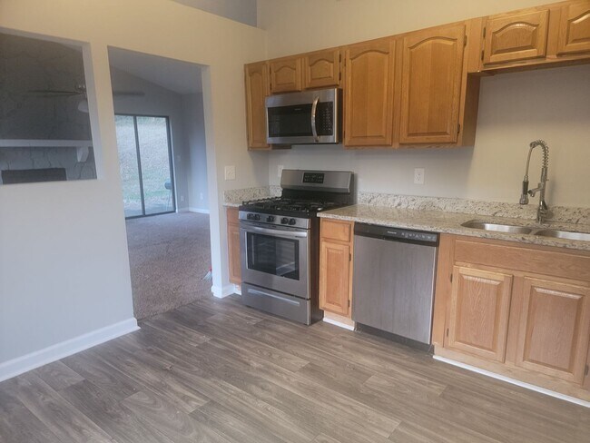 Building Photo - Super cute updated ranch! - Walk to Keningston Train Station - Self-Showings Available.