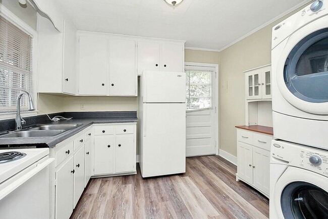 Building Photo - Charming 2BD/1BA Duplex
