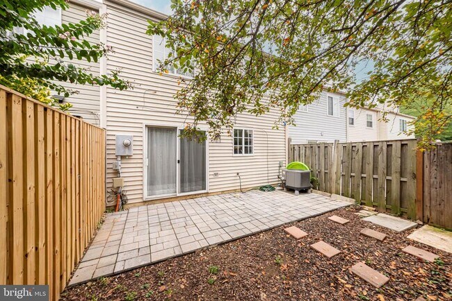Building Photo - 6320 Lightburn Ct