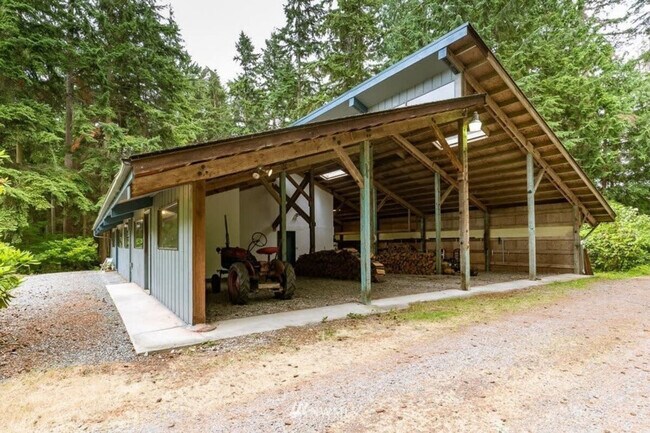 Building Photo - 901 Center St NE