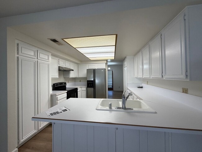 Building Photo - Spacious Updated Bonita Condo