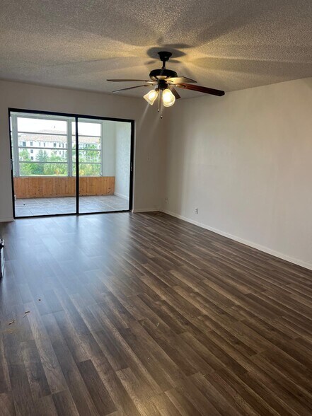 Primary Photo - 9355 SW 8th St