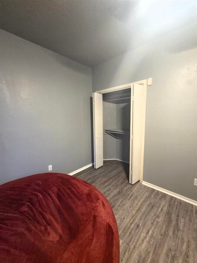 Building Photo - 4806 SE Redbud Pl