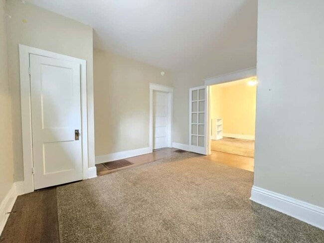 Building Photo - 218 E Navarre St