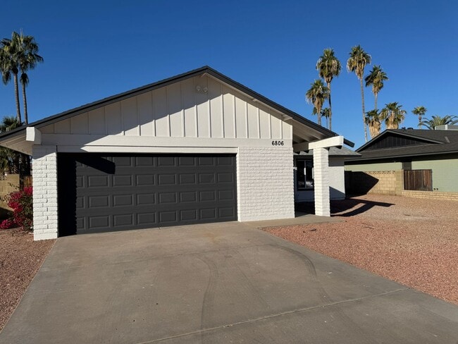 Building Photo - Newly Renovated 3 bedroom 2 bathroom House In Tempe. Private Pool With Pool Service Included