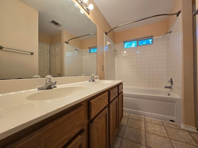 Building Photo - AVAILABLE NOW!