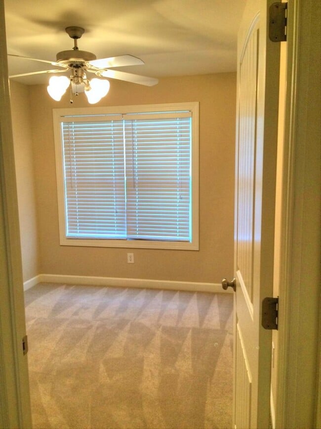 Building Photo - Beautiful 3 Bedroom / 2.5 Bathroom Townhome - Available End of June!