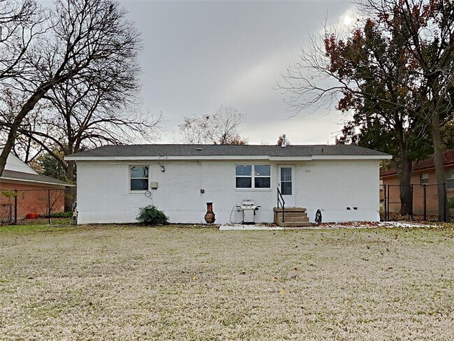 Building Photo - 2307 Cardinal Ln